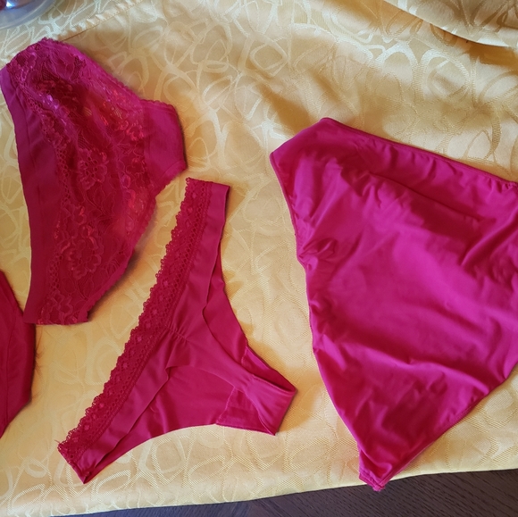 Bra and 4 assorted new panties - Picture 9 of 13